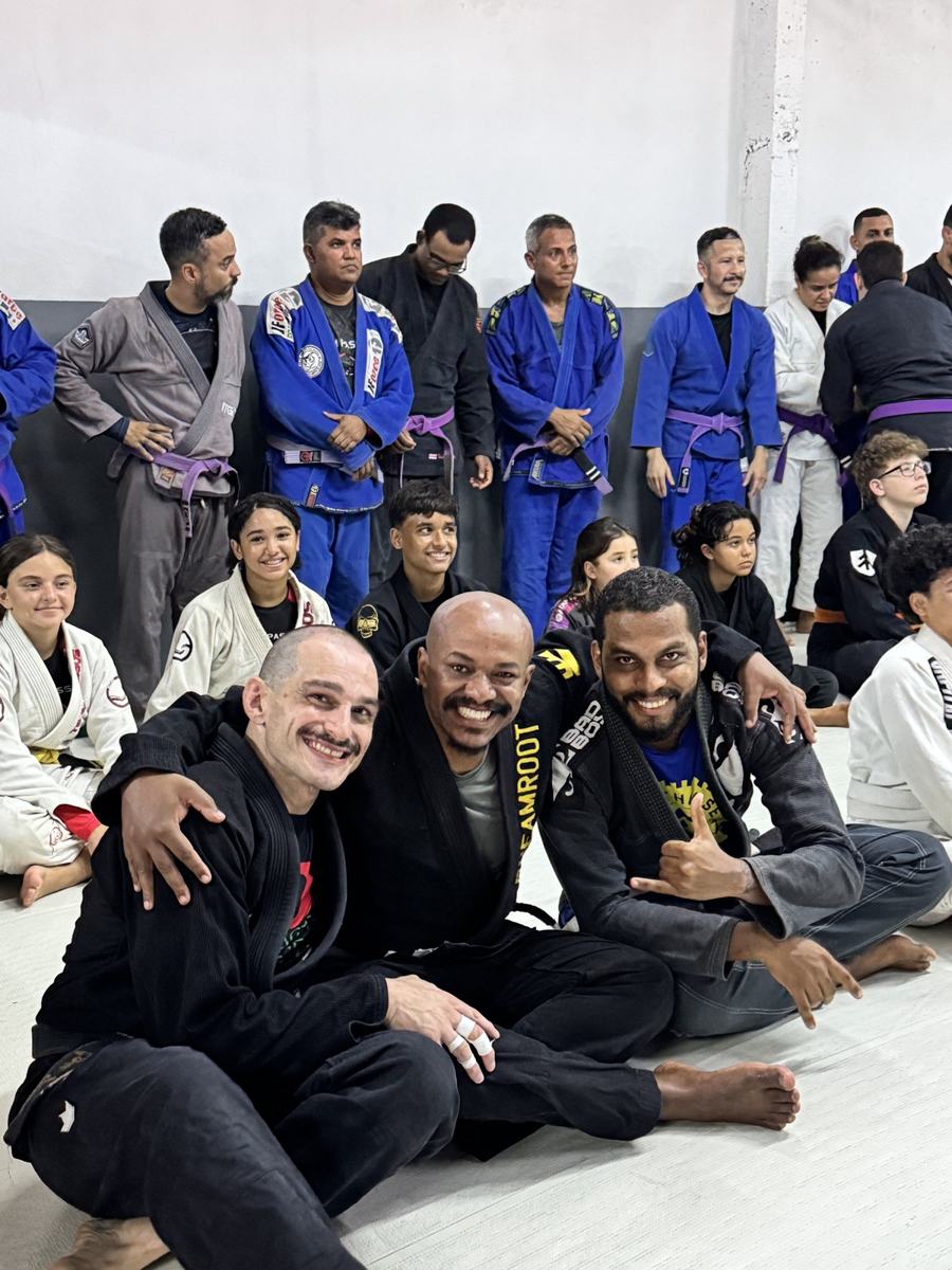 Coaches and students smiling together at Projeto Arte Suave